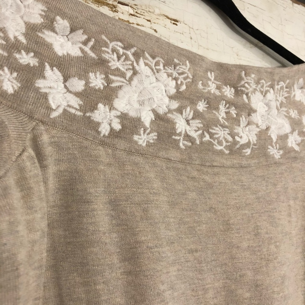 Embroidered off the shoulder long sleeve Top - Picture 3 of 5